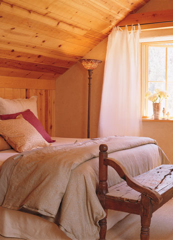 
Daryl’s bed is a model of composition—an organic mattress, hemp/silk sheets, organic cotton and wool blankets, a plant-dyed hemp/silk bedspread, and hand-dyed hemp/ silk pillows. The bed is a metal-free Samina Sleep System.
